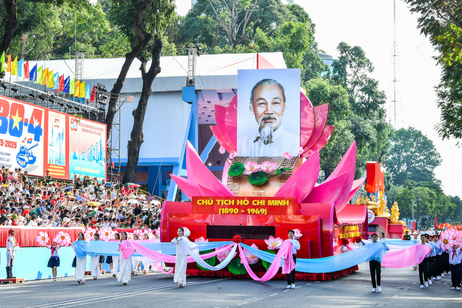 Ánh sáng Hồ Chí Minh soi đường cho chúng ta đi
