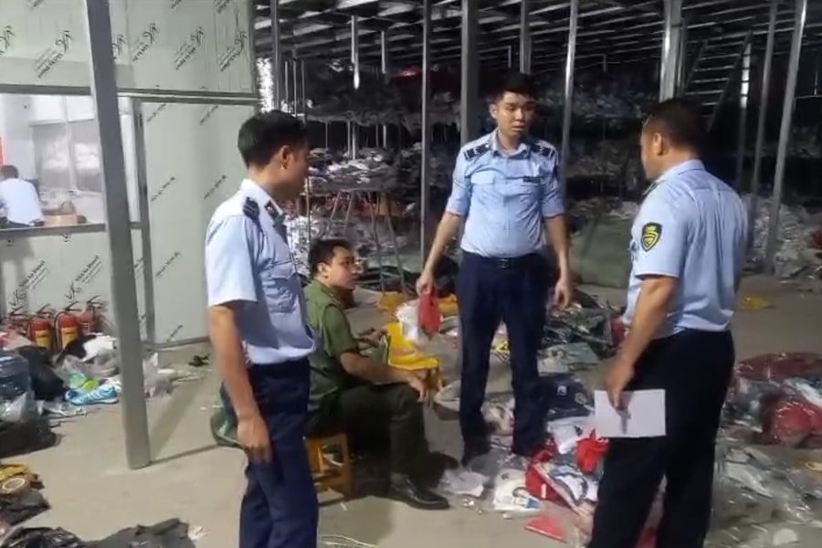 Tạm giữ gần 4.000 bộ quần áo nghi giả mạo một số nhãn hiệu nổi tiếng