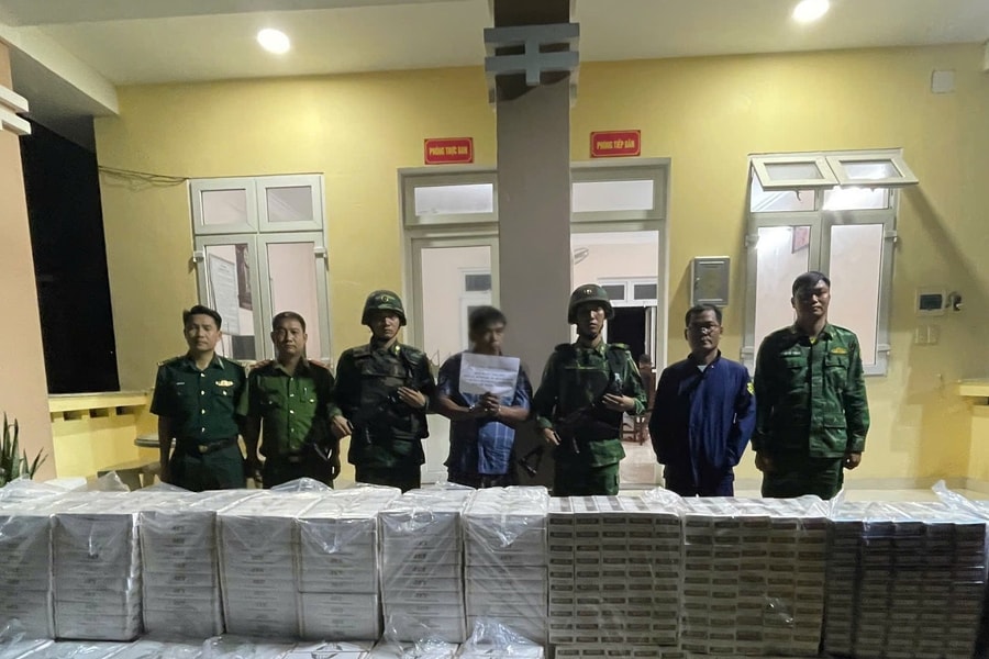 Bắt đối tượng vận chuyển thuốc lá lậu ở biên giới