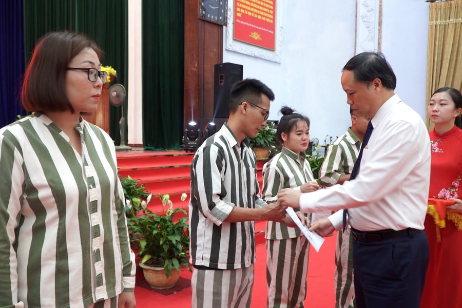Phó Chánh án TANDTC Lê Tiến trao quyết định đặc xá tại Trại giam Phú Sơn 4