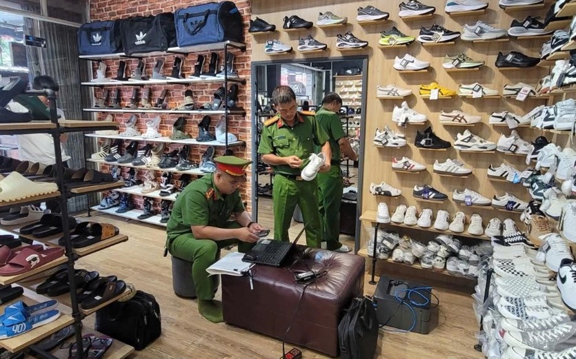 Tạm giữ 470 đôi giày dép nghi giả mạo