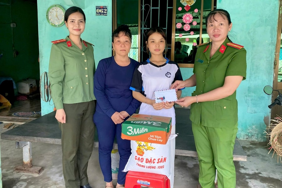 Khi người chiến sĩ Công an trở thành điểm tựa của trẻ thơ