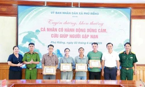 Khen thưởng 5 cá nhân dũng cảm cứu 3 người bị nước mưa lũ cuốn