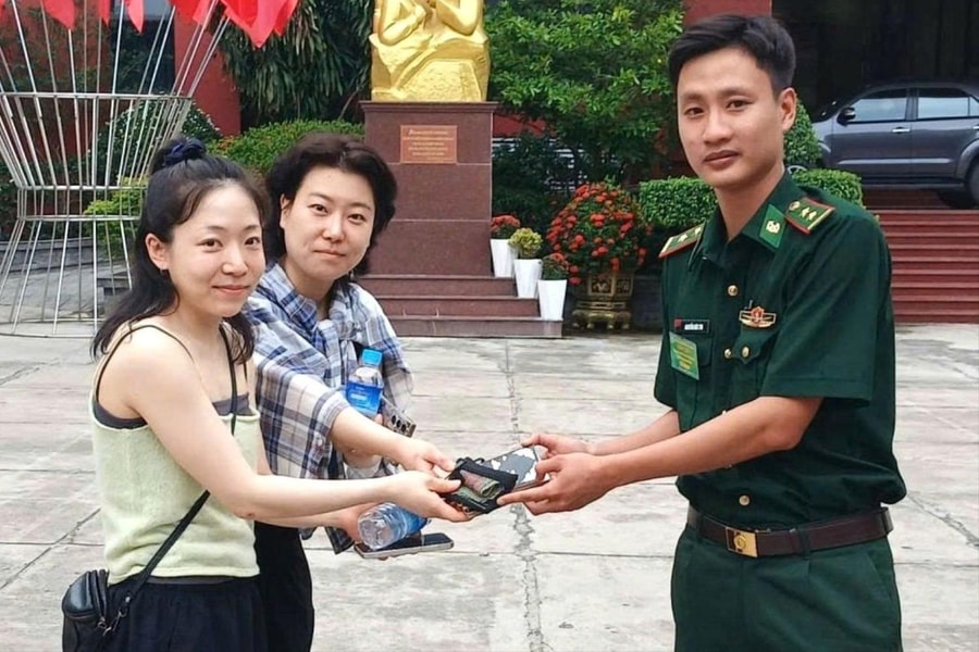Trả lại tài sản cho du khách Hàn Quốc đánh rơi