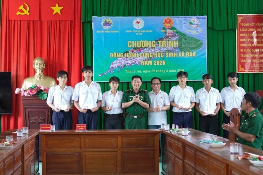 Trao yêu thương cho học sinh xã đảo Thạnh An