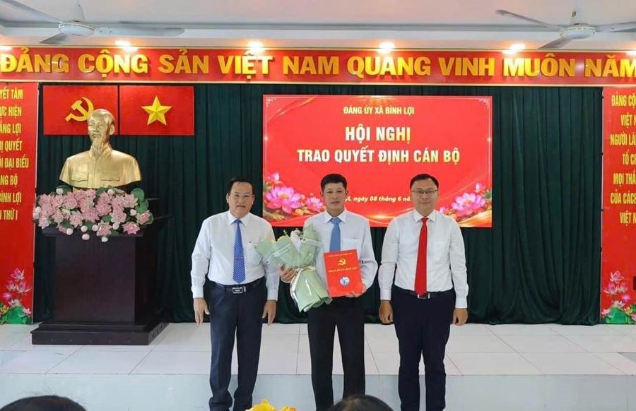 Trao quyết định của BTV Thành ủy TPHCM về công tác nhân sự