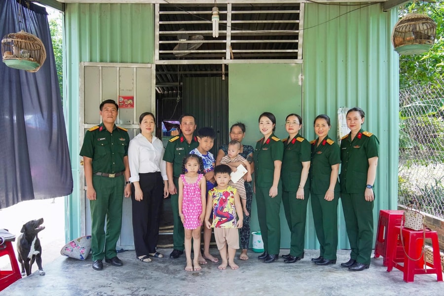 Thăm, tặng quà cho con cán bộ, chiến sĩ mắc bệnh hiểm nghèo