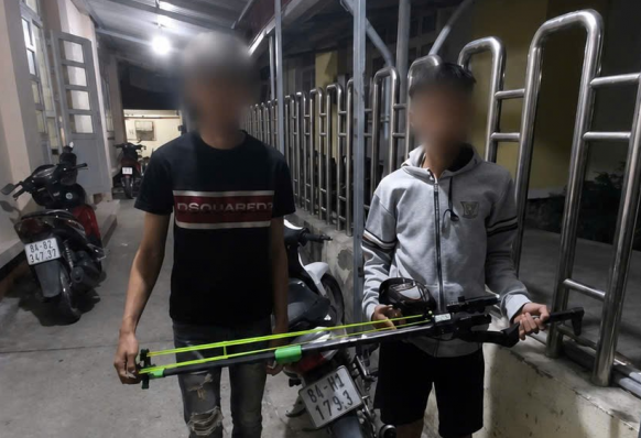Kịp thời bắt giữ 2 thiếu niên mang theo hung khí trên đường