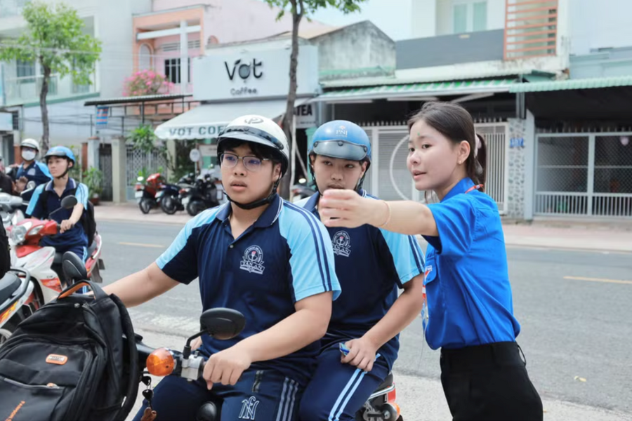 Công an, thanh niên tình nguyện "tiếp sức" sĩ tử Tây Ninh