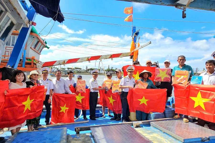 Nghĩa tình người lính biển