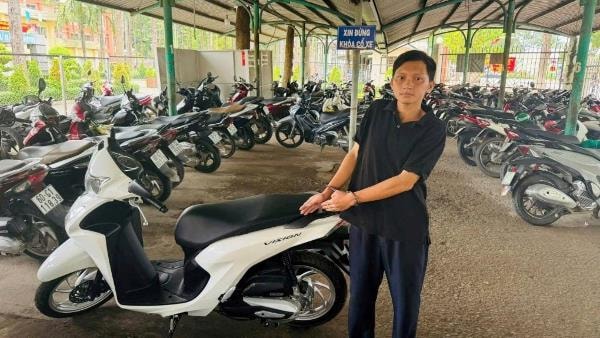 Trộm xe máy của người đàn ông ngủ gục trên vỉa hè