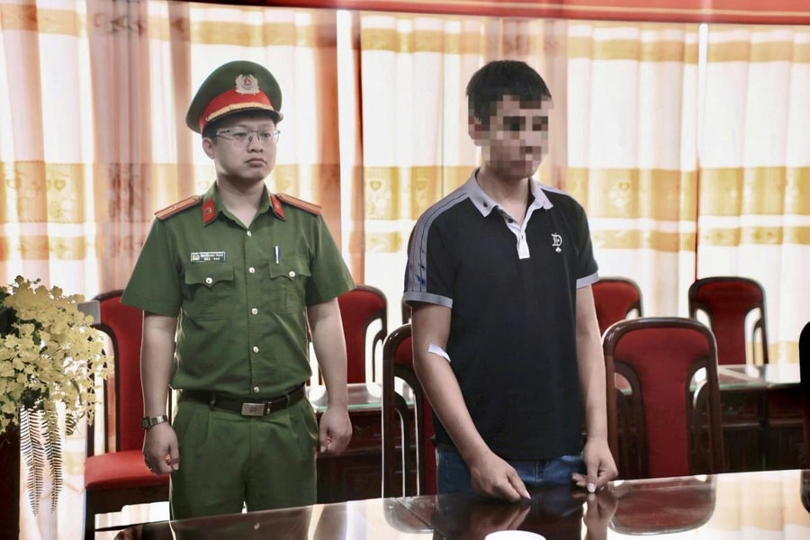 Người đàn ông bị bắt giữ khi gây rối ở trụ sở công an xã