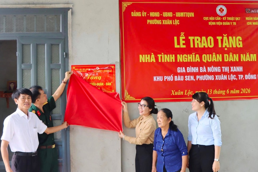 Trao mái ấm nghĩa tình, vun đắp tình quân - dân bền chặt