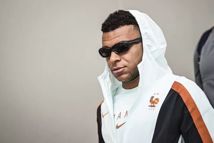 Không chỉ giỏi ghi bàn, Mbappe còn giúp tuyển Pháp thắng trên bàn đàm phán