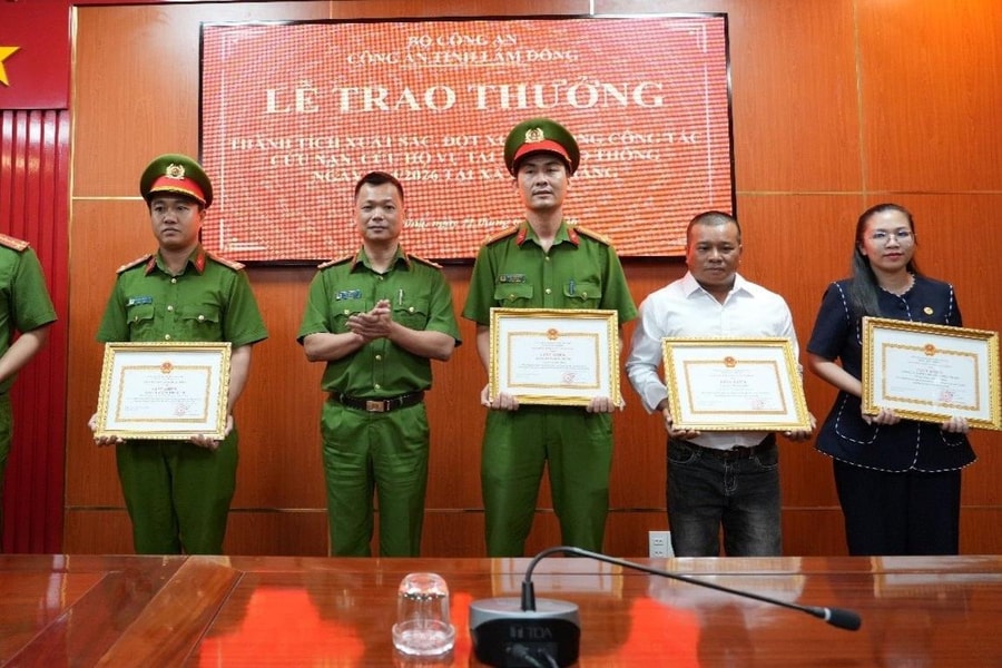 Khen thưởng người dân dũng cảm cứu nạn trong vụ lật xe khách