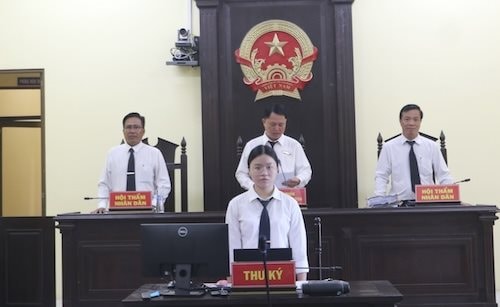 Mâu thuẫn trên mạng xã hội, 22 bị cáo dắt nhau ra Tòa