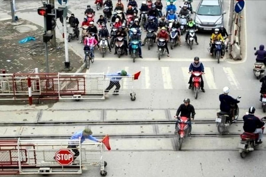 Cố vượt rào chắn đường sắt: Đừng đánh đổi tính mạng bằng vài giây vội vã