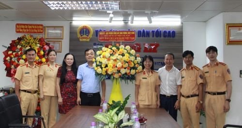 Phòng CSGT Công an TP.HCM thăm, chúc mừng Báo Công lý