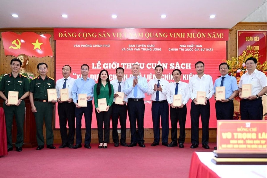 Giới thiệu cuốn sách “Xây dựng Chính phủ liêm chính, kiến tạo trong kỷ nguyên mới”