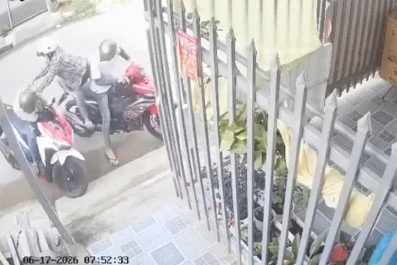 Người phụ nữ bị cướp giật dây chuyền, té cả người lẫn xe