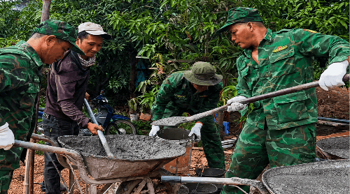 Những giọt mồ hôi vì mái ấm đồng bào nơi biên giới