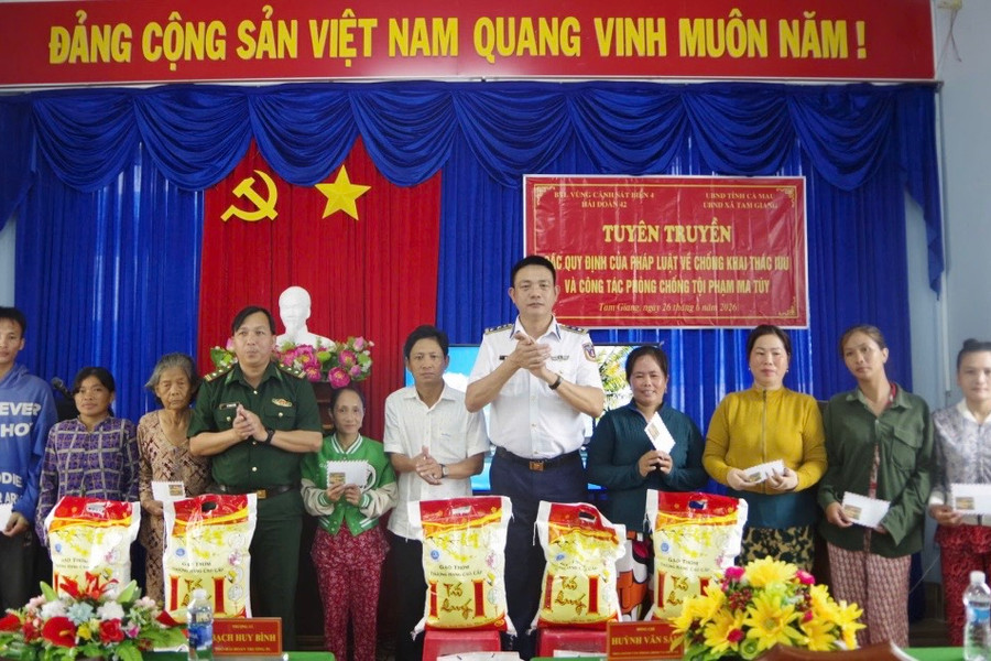 Hải đoàn 42 đưa pháp luật đến với người dân