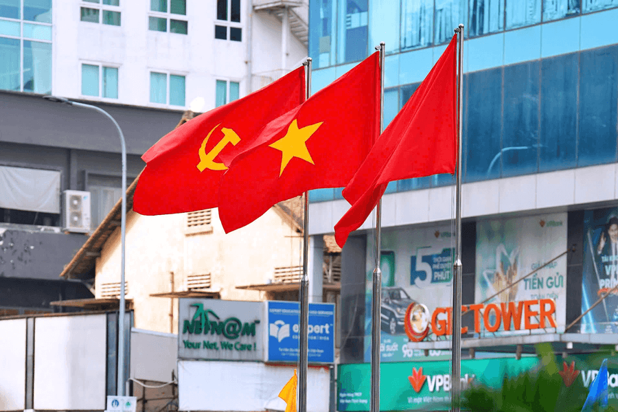 Cờ hoa rực rỡ, người dân háo hức chào đón sự kiện 50 năm Thành phố Sài Gòn - Gia Định vinh dự mang tên Bác