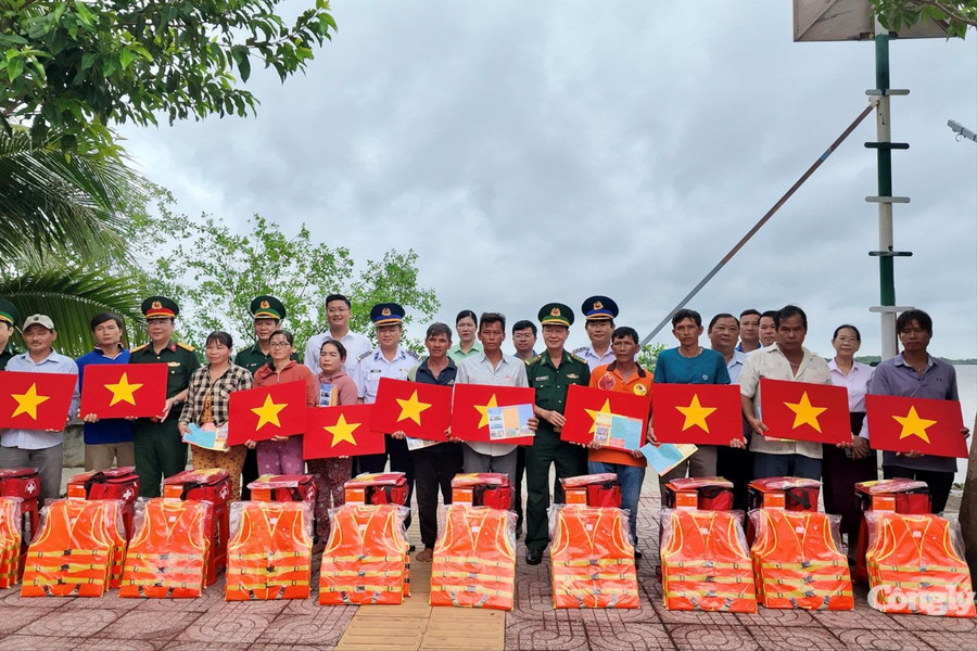 Cảnh sát biển đồng hành với ngư dân