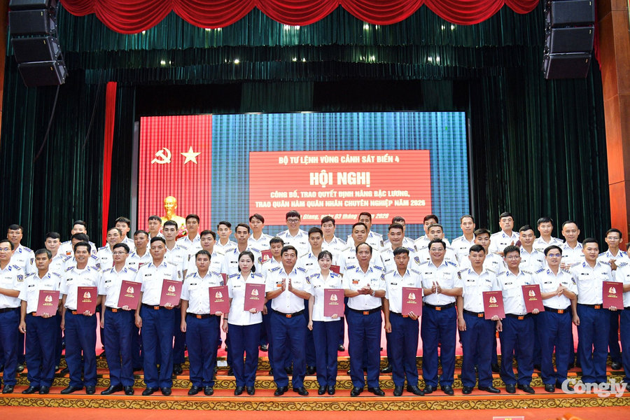 BTL Vùng Cảnh sát biển 4 trao quyết định nâng bậc lương, thăng quân hàm QNCN năm 2026