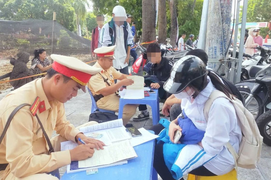 Từ ngày 15/8, áp dụng quy định mới về xử phạt người từ đủ 16 đến dưới 18 tuổi điều khiển xe mô tô