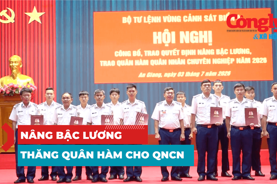 Bộ Tư lệnh Vùng Cảnh sát biển 4 trao quyết định nâng bậc lương, thăng quân hàm cho 103 quân nhân chuyên nghiệp