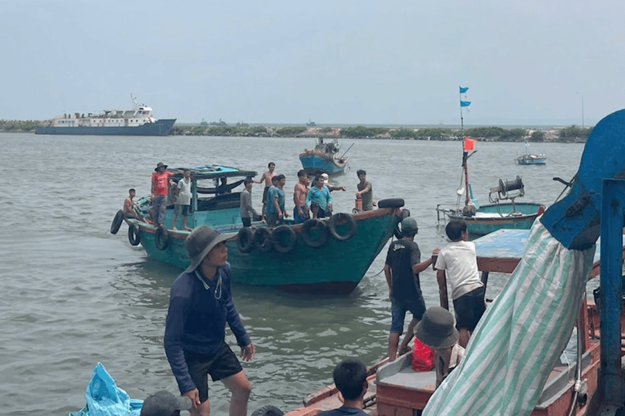 Tàu cá bị tàu hàng đâm chìm, 1 người tử vong