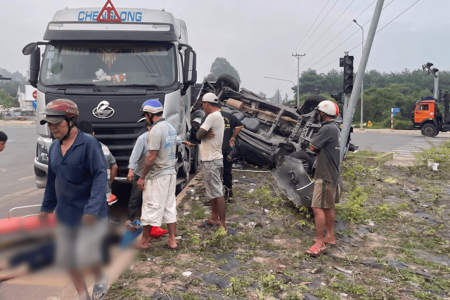 Xe ben va chạm ô tô, 7 người thương vong