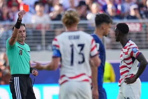 FIFA gây chấn động khi thông báo xóa án treo giò cho cầu thủ Mỹ Balogun