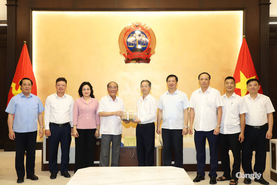 Nguyên Chủ tịch Quốc hội Nguyễn Sinh Hùng thăm và làm việc với TANDTC