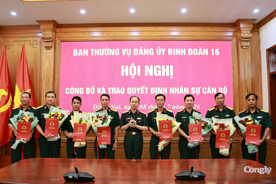 Binh đoàn 16 trao quyết định nhân sự, thăng quân hàm sĩ quan năm 2026