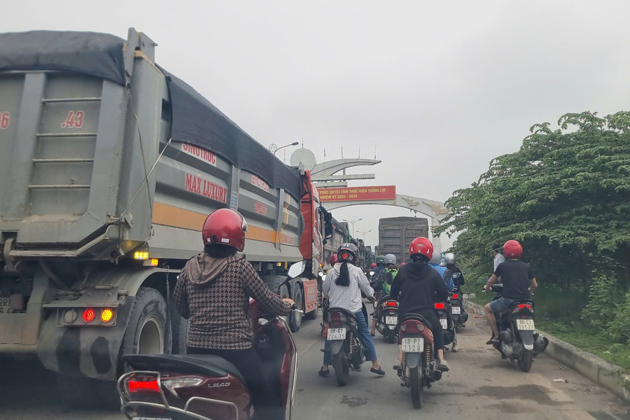 Phú Thọ: Xe tải nối đuôi vào Công ty Cổ phần Prime-Yên Bình, Quốc lộ 2 ùn tắc giờ cao điểm