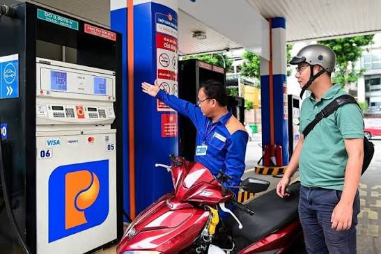 Xăng giảm tới hơn 500 đồng/lít, dầu diesel tăng mạnh