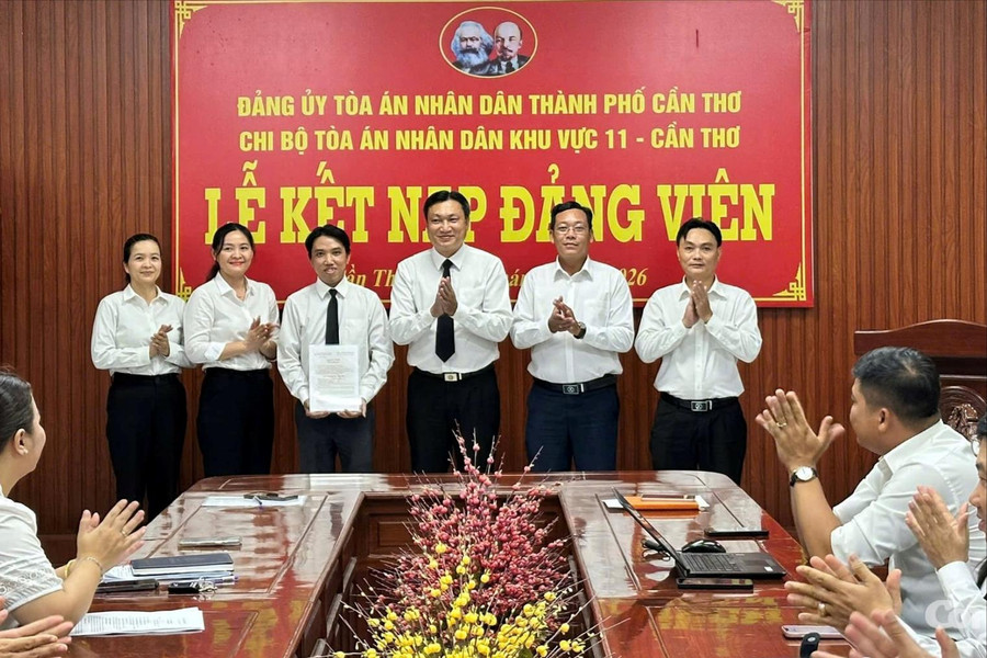 Chi bộ TAND khu vực 11 - Cần Thơ tổ chức Lễ kết nạp đảng viên