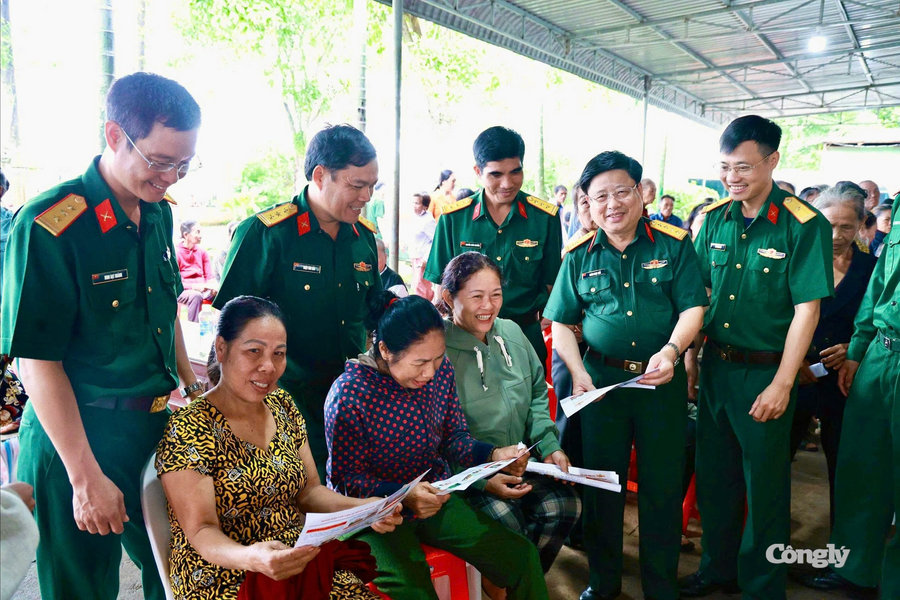Binh đoàn 16 khám bệnh, cấp thuốc, tặng quà cho nhân dân xã biên giới Tân Tiến
