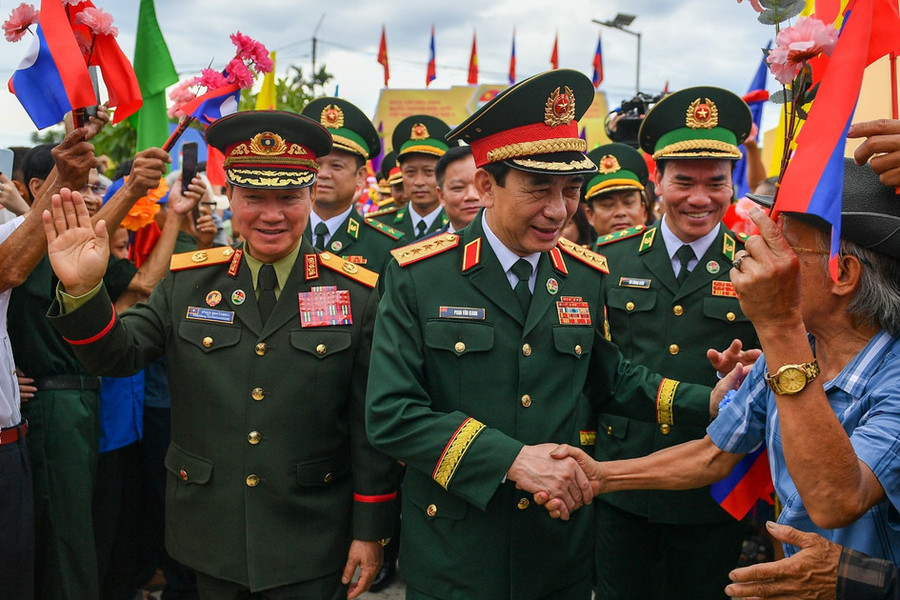 Thắm tình đoàn kết hai bên biên giới Việt Nam-Lào