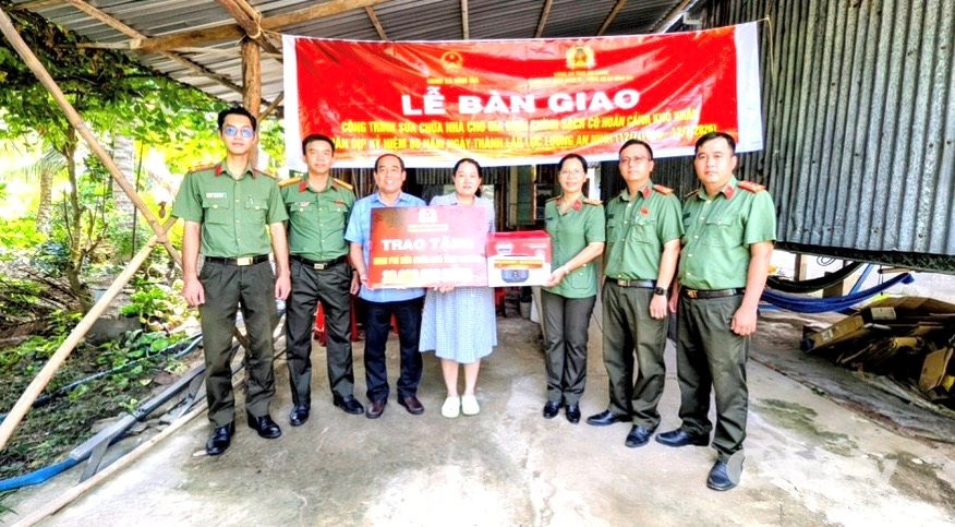 Bàn giao nhà và tặng quà cho lực lượng tham gia bảo vệ an ninh, trật tự ở cơ sở