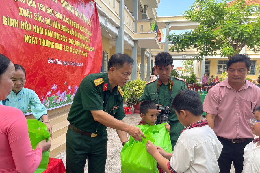 Tình quân dân qua chương trình khám bệnh, tặng quà bà con nghèo