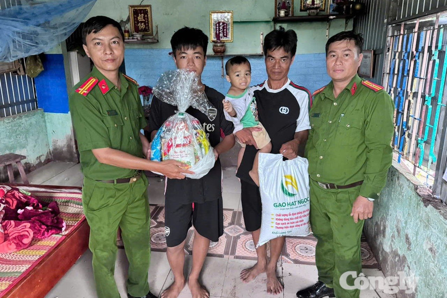 "Đi từng ngõ, gõ từng nhà" tuyên truyền pháp luật cho người dân