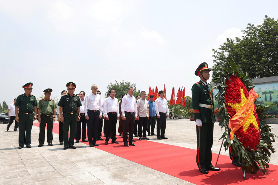 Thủ tướng dâng hương tưởng niệm các Anh hùng liệt sĩ tại Phú Thọ