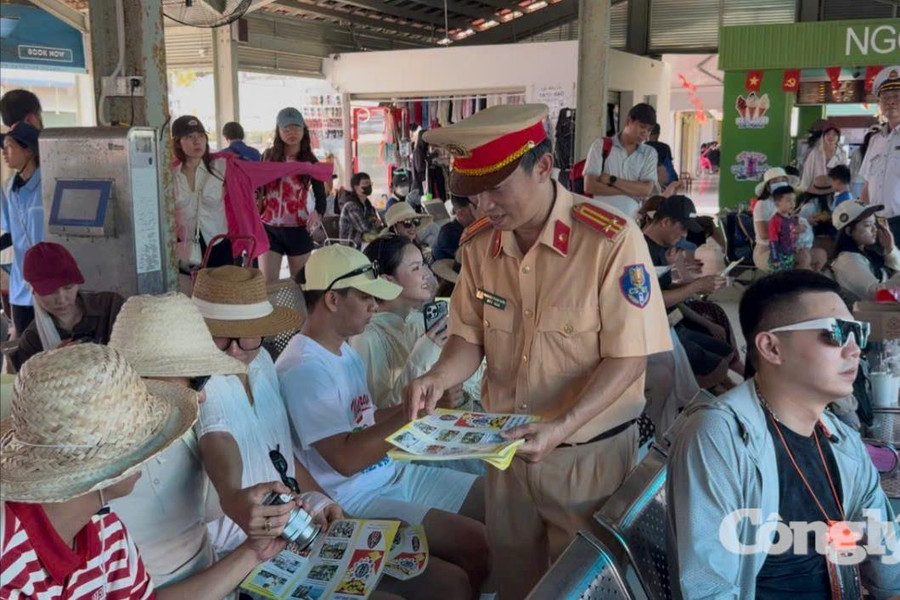 Siết giao thông đường thủy, không để xảy ra sự cố tàu du lịch