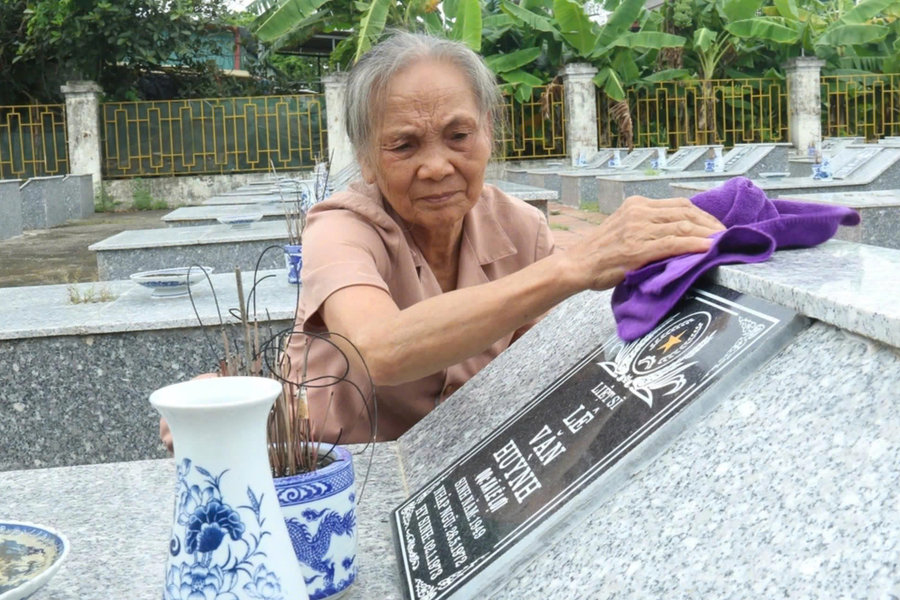Những mối tình thủy chung viết bằng lòng yêu nước