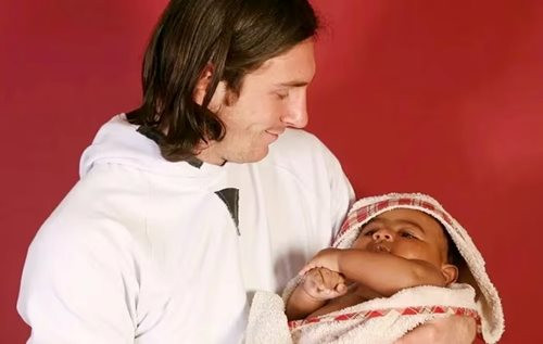 Hình ảnh Messi tắm, bế Yamal lúc bé gây sốt khi Argentina chạm trán Tây Ban Nha
