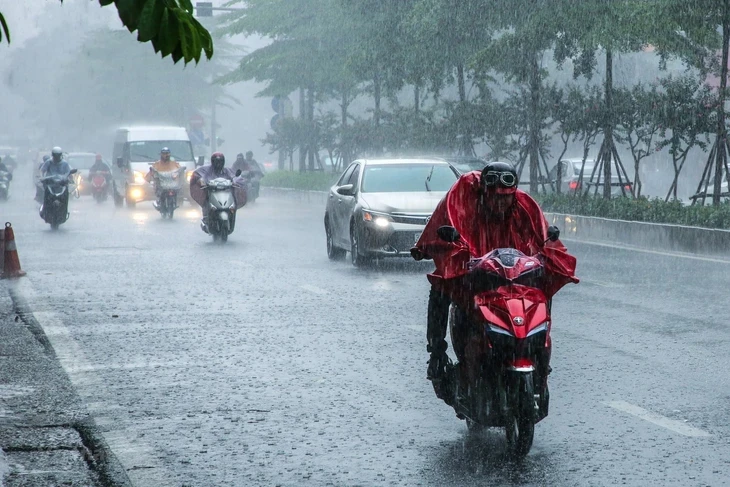 Miền Bắc nắng oi, chiều tối mưa dông trở lại, có nơi trên 250mm