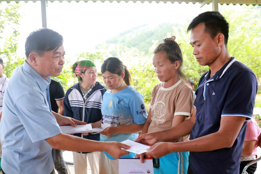 Thứ trưởng Bộ NN&MT Nguyễn Hoàng Hiệp kiểm tra tâm lũ Mường Than